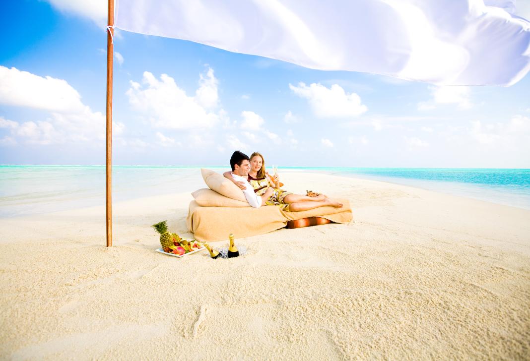 Семейная пара в отпуске. Пляж море люди. Кровать на пляже. Лежак на пляже. Романтика на пляже.