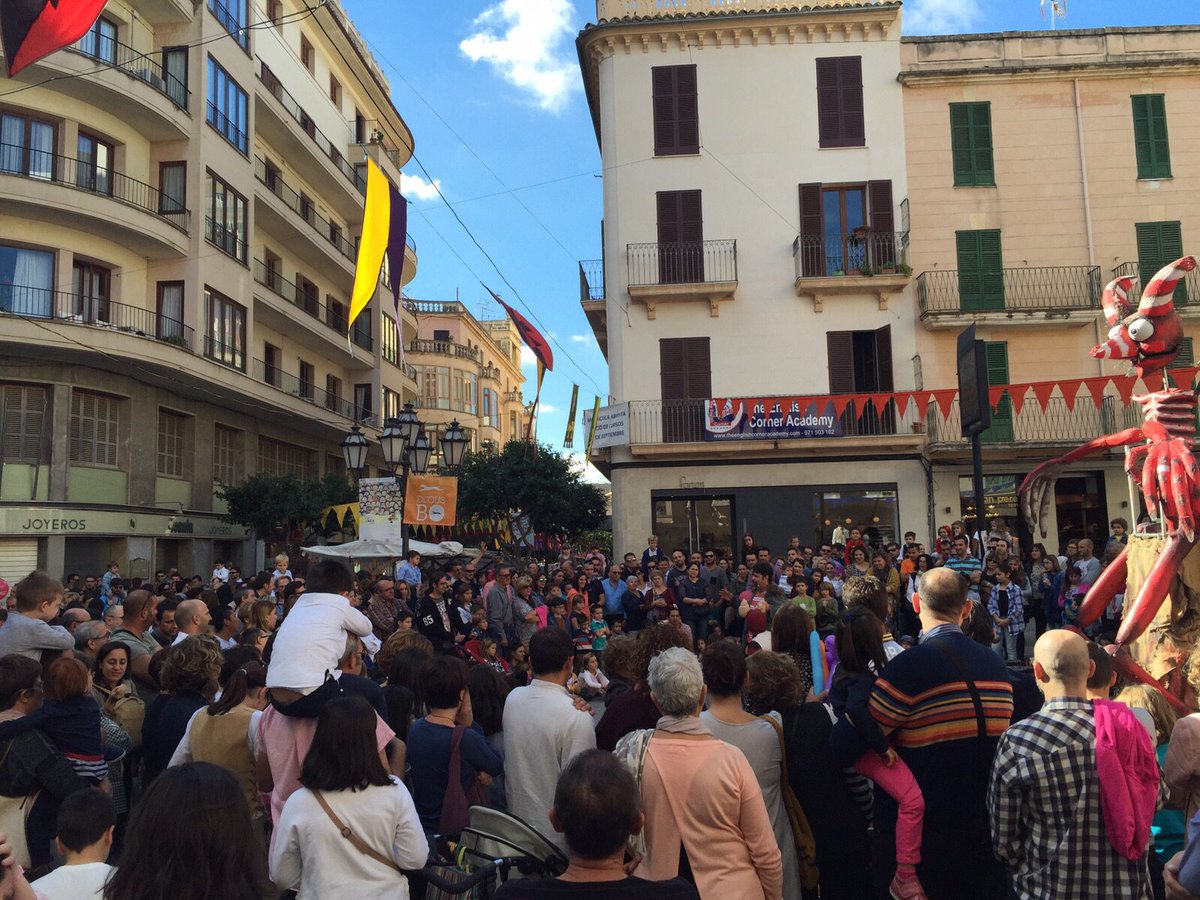 incaciutat's tweet photo. Molta gent aquest matí pels carrers d #incaciutat Però encara tens tot l’horabaixa per gaudir d 3a Fira #3FiresInca https://t.co/8yKdRUyGNA