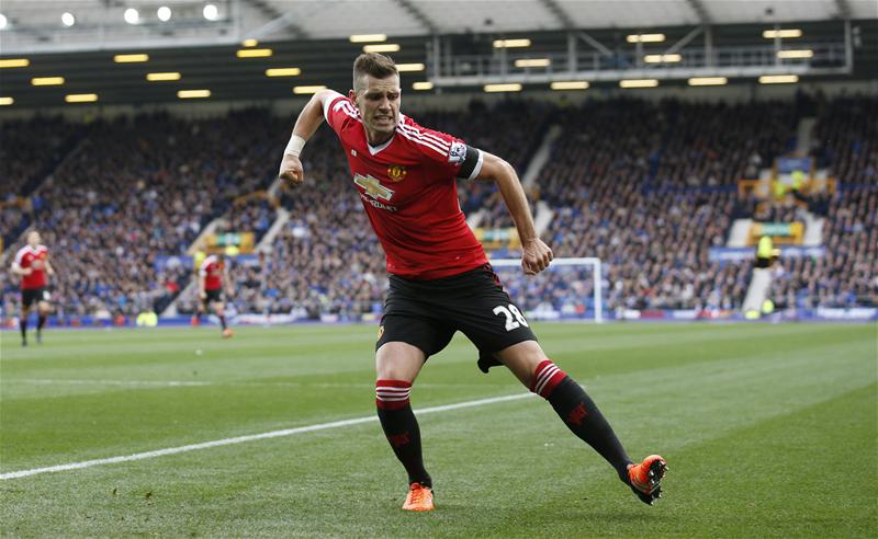 Happy 26th birthday to Morgan Schneiderlin. His pass accuracy this season is 91%, better than any Man Utd player. 