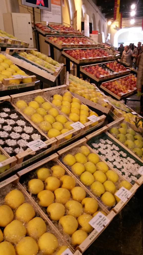 agrisapori's tweet photo. #mele #mele ancora #mele a #tuttomele #cavour x voi la prossima settimana su #agrisapori https://t.co/WtQGWgrMbU