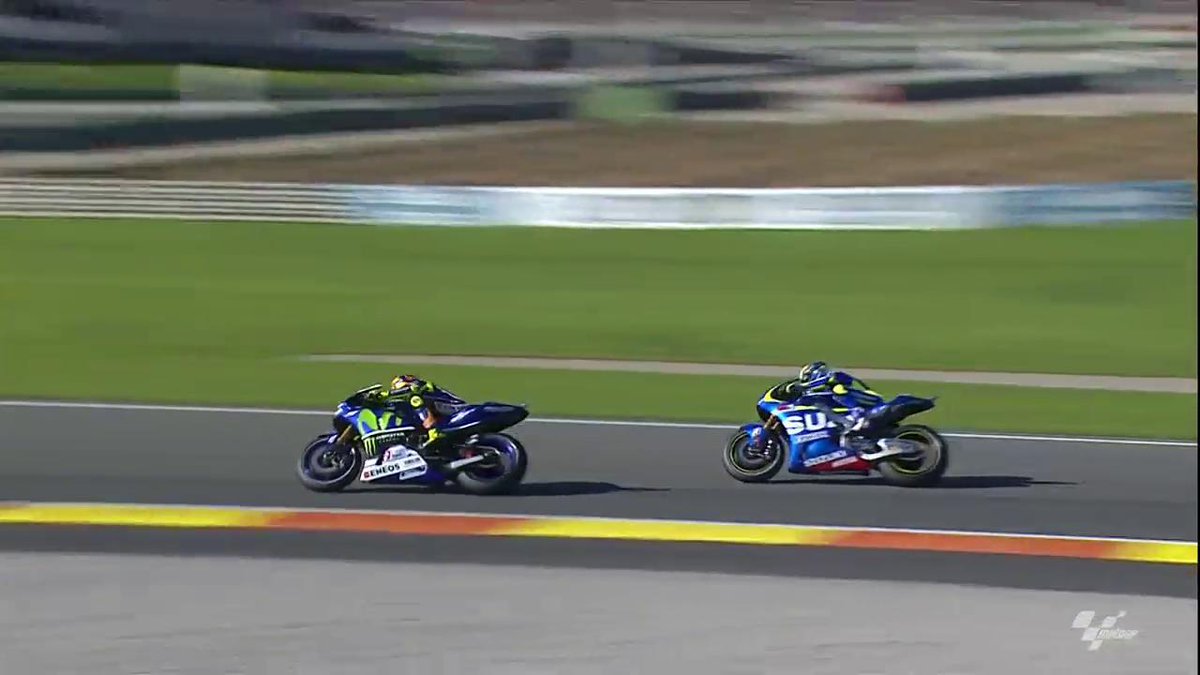 The charge continues, <a href="/ValeYellow46/">Valentino Rossi</a> passes <a href="/AleixEspargaro/">Aleix Espargaró</a> to get into fifth. No room given in #TheGrandFinale