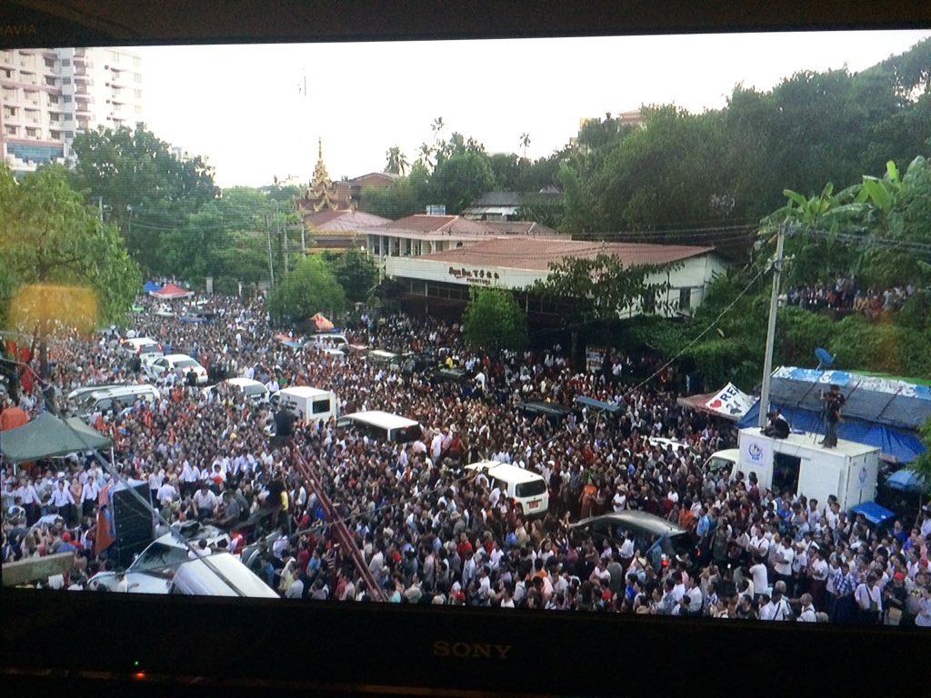 CBuckenmaier's tweet photo. Dieses Bild hat noch gefehlt. Kameramann Andreas Nebeling hat es eingefangen. #NLD-Parteizentrale #MyanmarElection https://t.co/vzTk3wssjX
