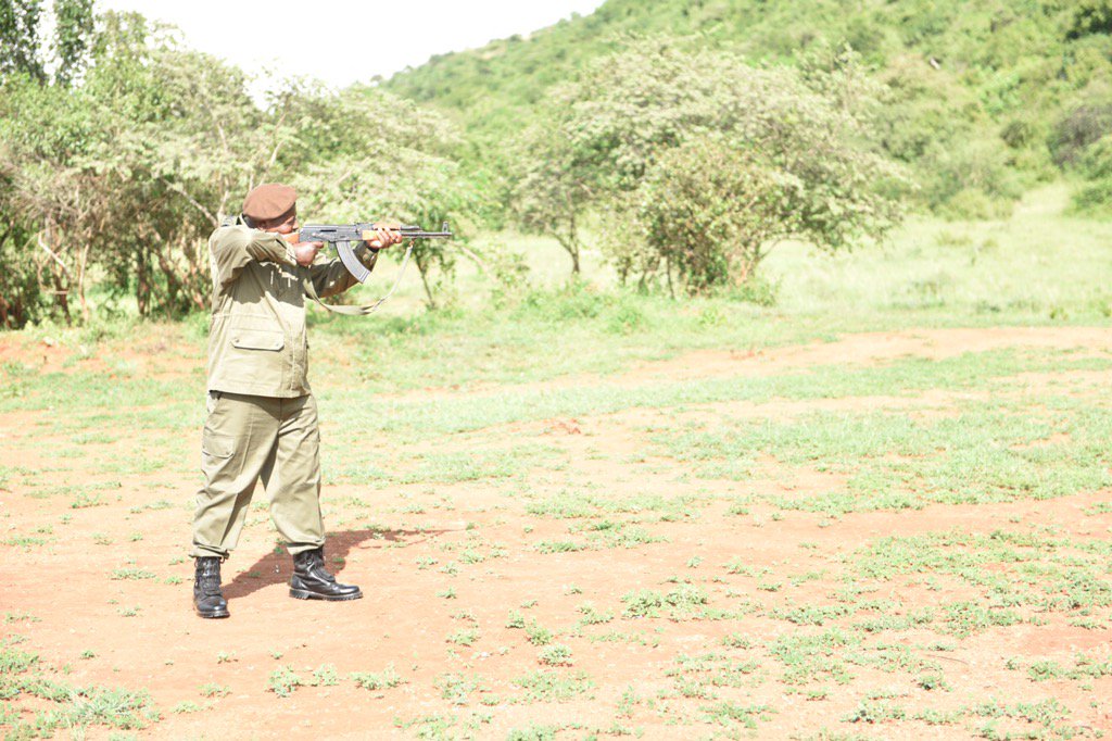 lindahNabusayi's tweet photo. #OnTarget @KagutaMuseveni showing SFC commandos how itsdone #SpecialisedTraining #ButyabaTrainingWing @hkashillingi https://t.co/QeLQcXCZKb