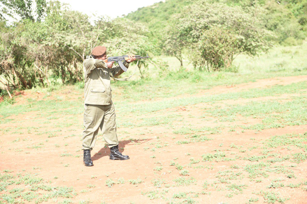 lindahNabusayi's tweet photo. #OnTarget @KagutaMuseveni showing SFC commandos how itsdone #SpecialisedTraining #ButyabaTrainingWing @hkashillingi https://t.co/QeLQcXCZKb