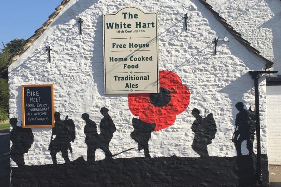 This amazing mark of respect is at The White Hart pub in Minster Lovell.

#LestWeForget  #WeWillRememberThem