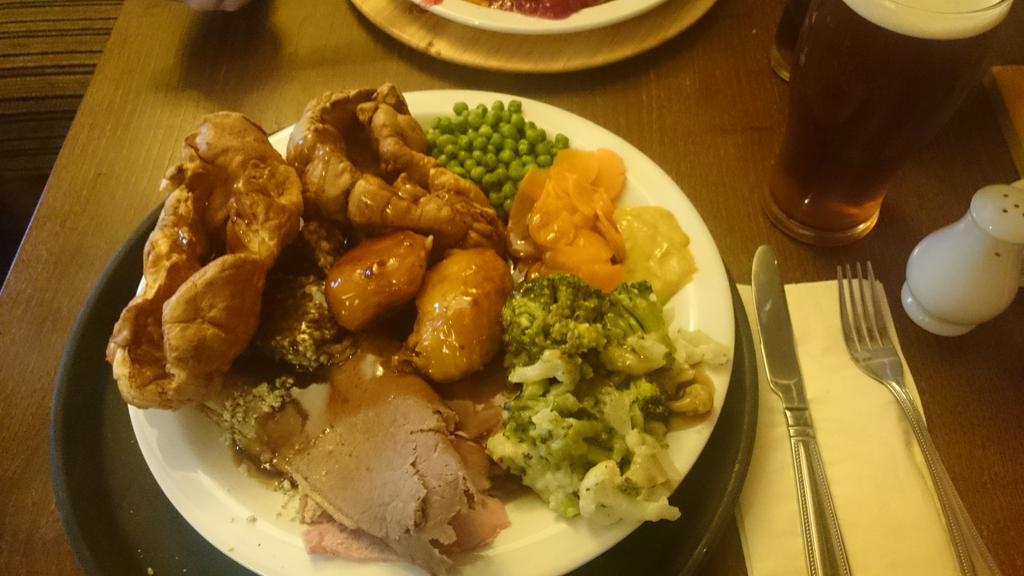 pappalasaro's tweet photo. Operation #sundaylunch has commenced #largeplate #lashingsofgravy #fillyaboots https://t.co/SLV82Hdcxe
