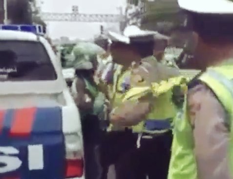 Haruskah #polisimukulgojek ?? Video sudah bnyk beredar? <a href="/TMCPoldaMetro/">TMC Polda Metro Jaya</a> <a href="/gojekindonesia/">Gojek Indonesia</a> <a href="/LBH_Jakarta/">LBH JAKARTA</a> ini apa mslhnya?