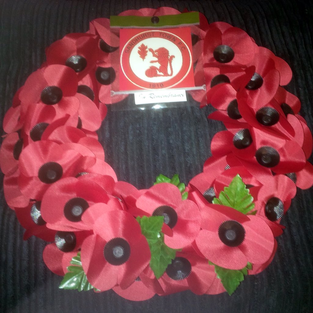 Sandhursttownfc's tweet photo. Fizzers club captains and club members #LestWeForget #remembrance @BerksBucksFA @getbracknell @TheNonLeague https://t.co/XUbACan3Ov
