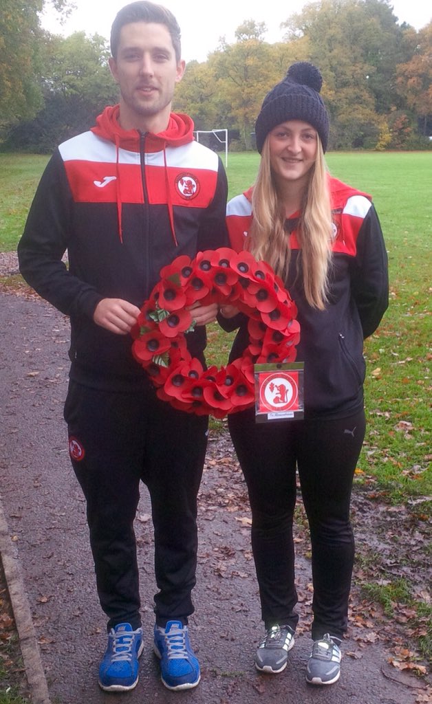 Sandhursttownfc's tweet photo. Fizzers club captains and club members #LestWeForget #remembrance @BerksBucksFA @getbracknell @TheNonLeague https://t.co/XUbACan3Ov