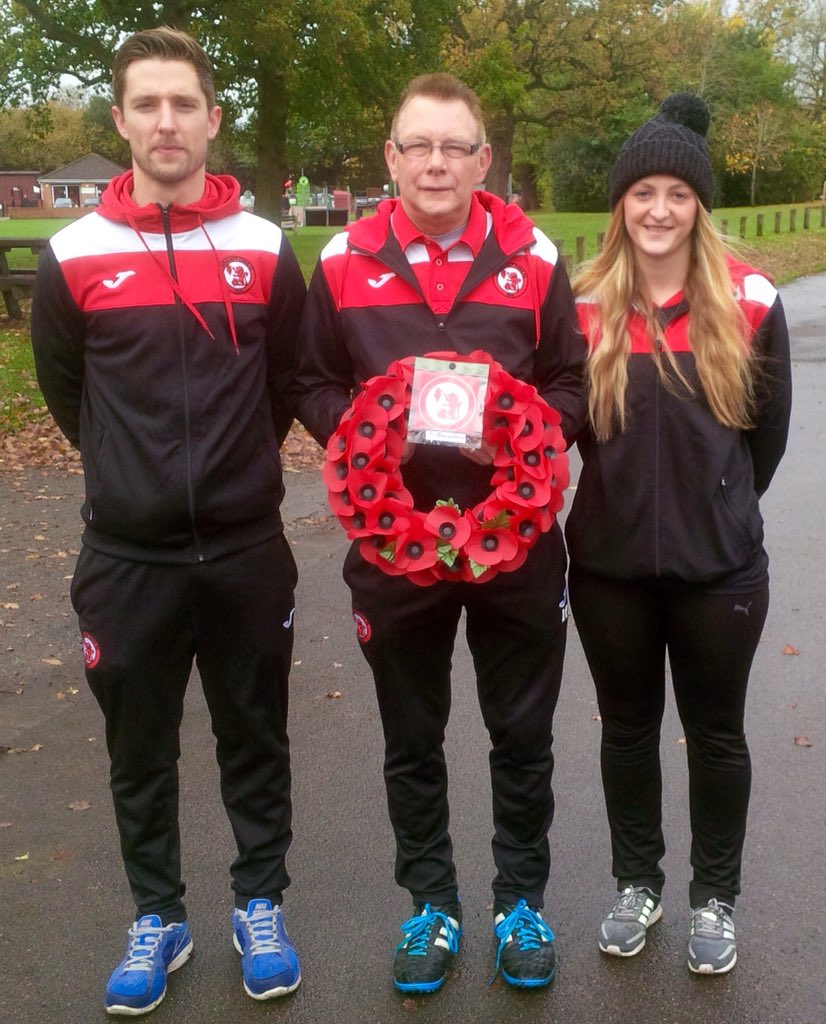 Sandhursttownfc's tweet photo. Fizzers club captains and club members #LestWeForget #remembrance @BerksBucksFA @getbracknell @TheNonLeague https://t.co/XUbACan3Ov