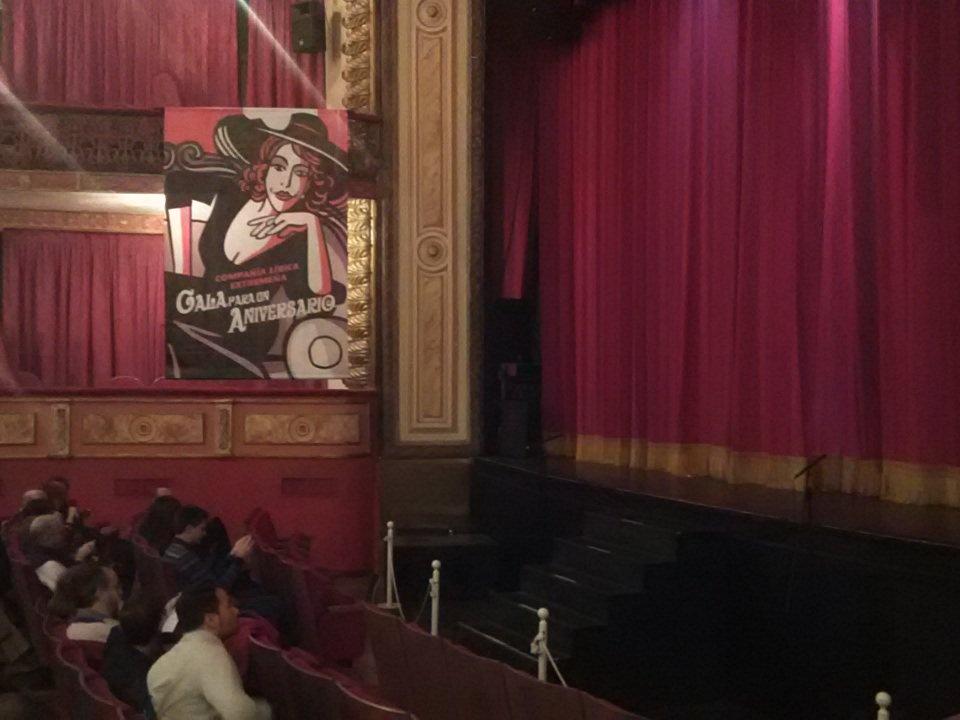 AlbaCastroF's tweet photo. Me podré privar de ir al pueblo... Pero de ir ver a la compañía lírica extremeña en el Gran Teatro. Imposible !! 🎶🙋🙌 https://t.co/4ZFkBVxI35