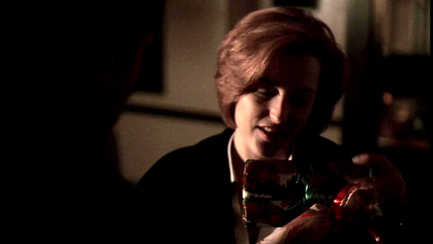 lostdogs20's tweet photo. Time for the presents. #XFRewatchHTGSC #TheXFiles201Days https://t.co/chxkPnmUOx