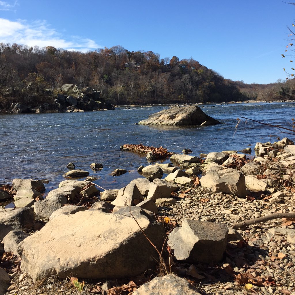 SIKayaker's tweet photo. Really pretty day in @Gr8FallsPark along the #Potomac https://t.co/1N89BgTdLq