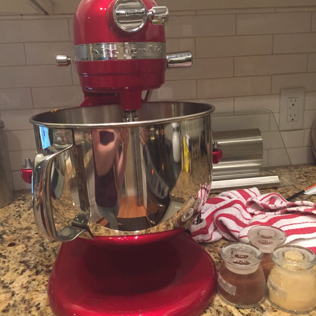 orderinthekitch's tweet photo. Happy Sunday from me and my @KitchenAidUSA pro mixer! Won this baby at #mixedcon 😍❤️ #red #candyapple https://t.co/tg0APUinT3