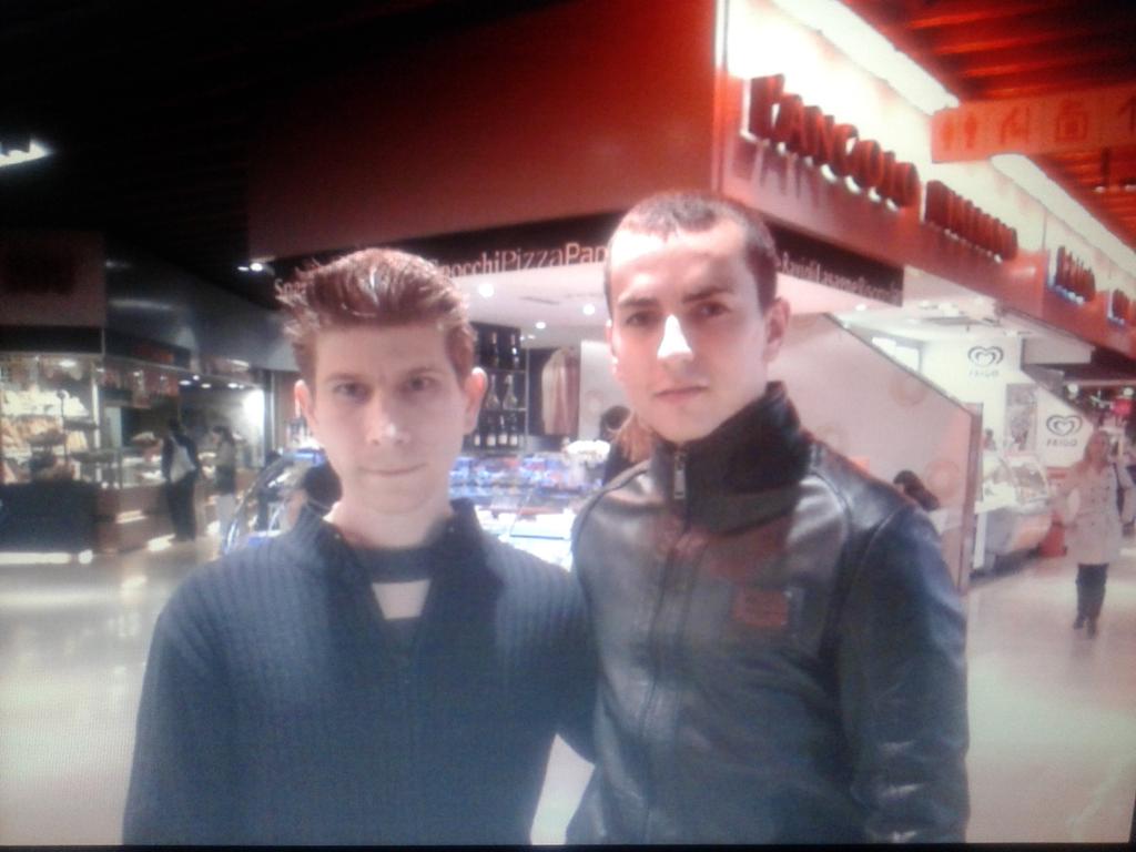 Joni8_gonzalez's tweet image. Con el tricampeón @lorenzo99 #MotoGPValencia #ThreeTimeChamp