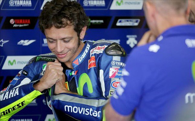sport's tweet photo. Rossi 'estalla' contra Márquez y Lorenzo: "Marc ha estado penoso y Jorge, estúpido" https://t.co/v0DzwJBwKY #MotoGP https://t.co/6wEZiMdjaC