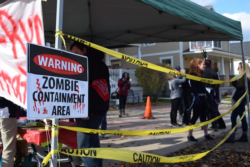 MPMorningSun's tweet photo. 'Zombies' roam downtown #MtPleasant for runners https://t.co/OXMh9HLbf6 https://t.co/SWdZ0WScWZ