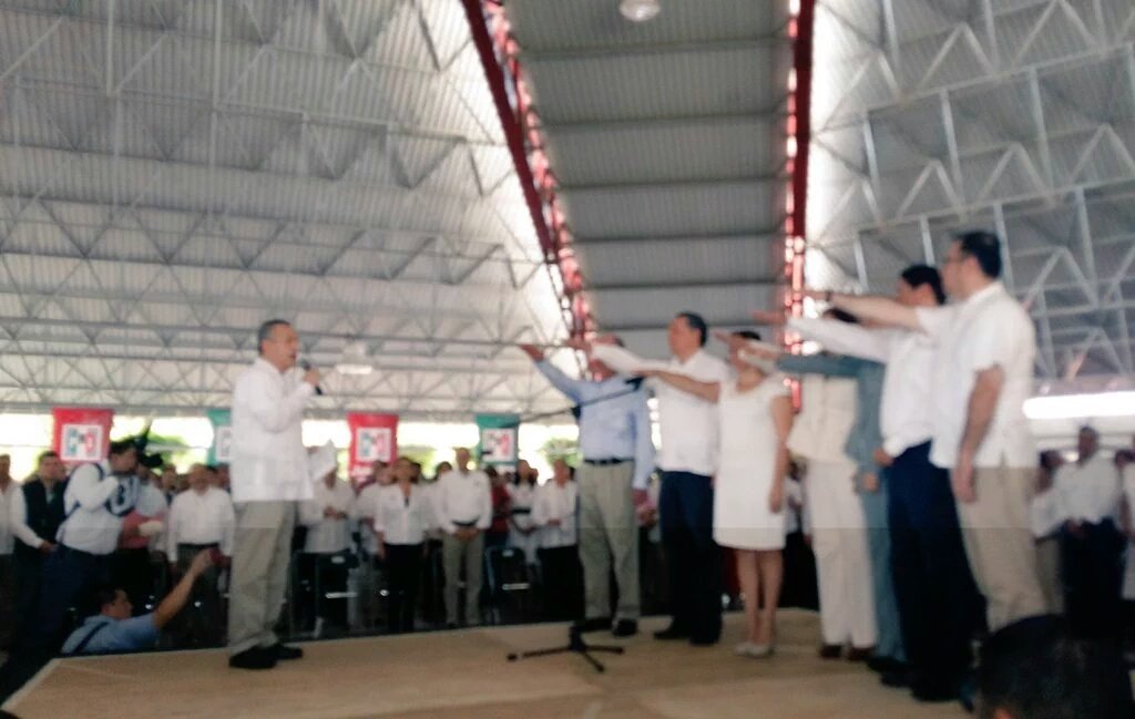 JTcolima's tweet photo. @MFBeltrones toma protesta a la nueva Dirigencia del @PRI_Colima @RogelioRueda y @LizetRodriguezS #JuntosHacemosMas https://t.co/jMMBessQsN