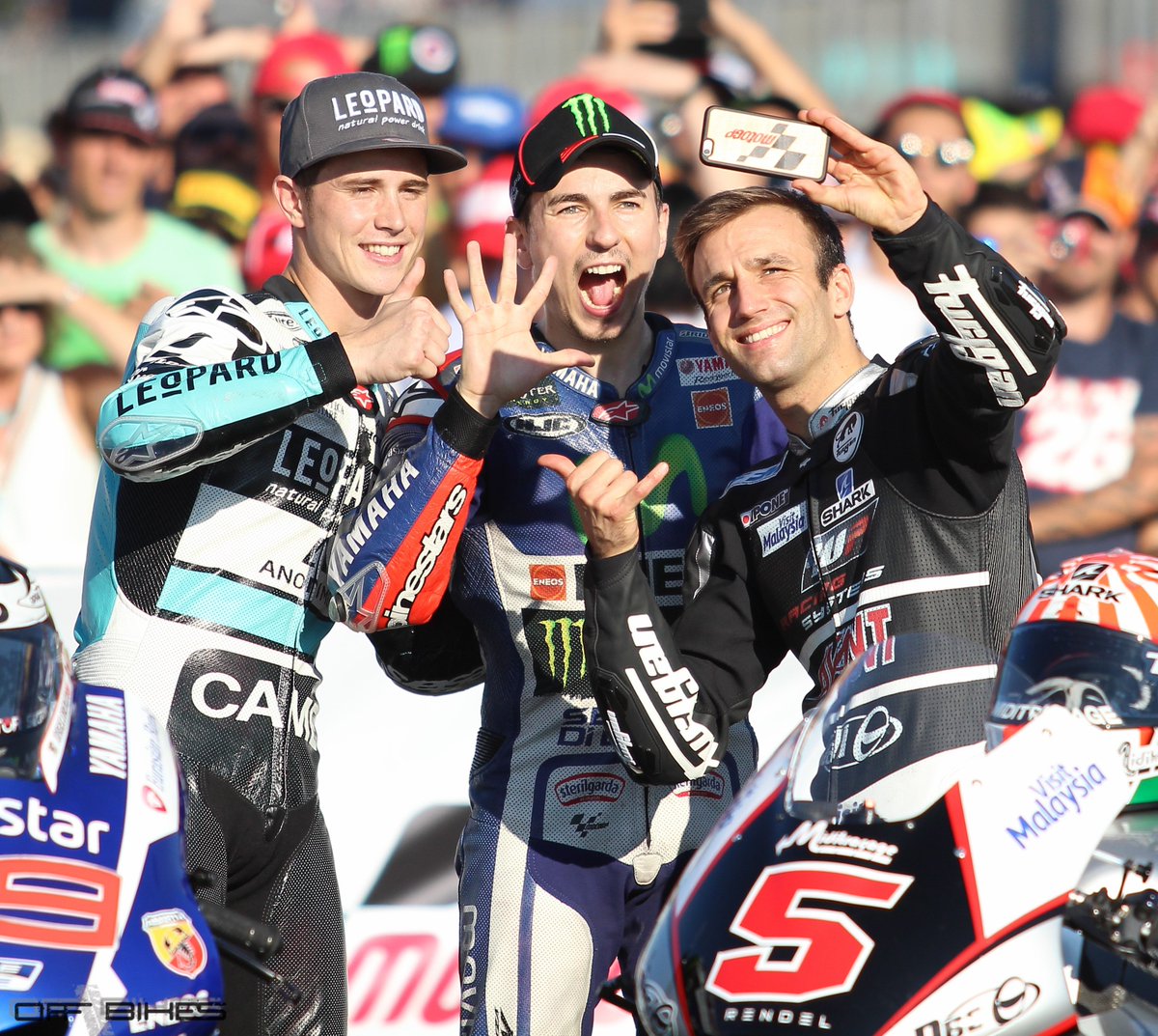 Off_Bikes's tweet photo. D'autres photos des Champions du Monde : @DannyKent52, Johann Zarco et @lorenzo99. #motogp https://t.co/MYktwWDgvw