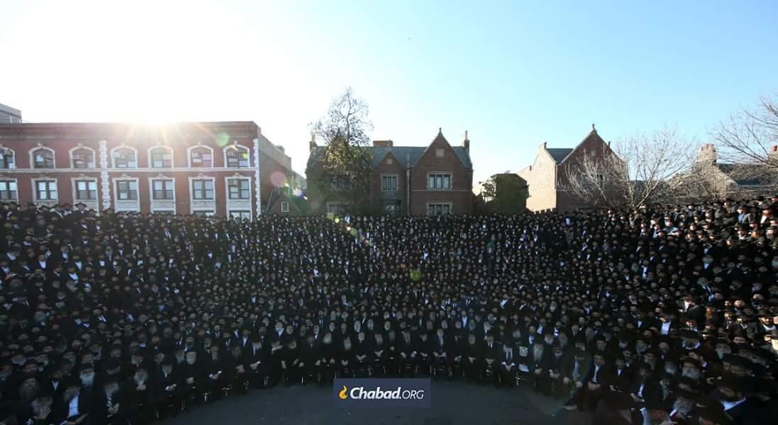 Chabad's tweet photo. The annual group photo of thousands of rabbis gathered for the Int'l Conf. of Chabad Lubavitch Emissaries, #kinus https://t.co/XceAAvDCfR
