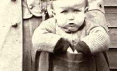 goinsidehistory's tweet photo. Between 1913 and 1920, you could literally mail your child anywhere in the U.S. https://t.co/qp3VXE6eEV #news https://t.co/JXF0W6mNu6