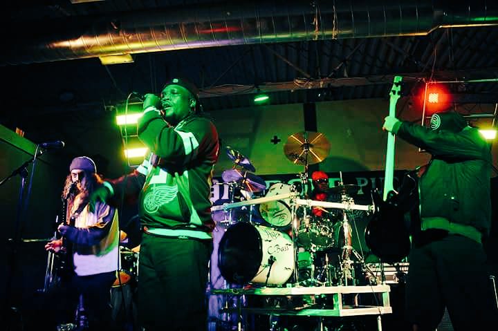 Bulldog774's tweet photo. @Da_Heat Live with #BLACKBRIAR @CTrain1217 @zissou21 @KennyKentones @hues07 @razorrayanddani @relay247
#DETROITPUB https://t.co/ziPYohn8eU