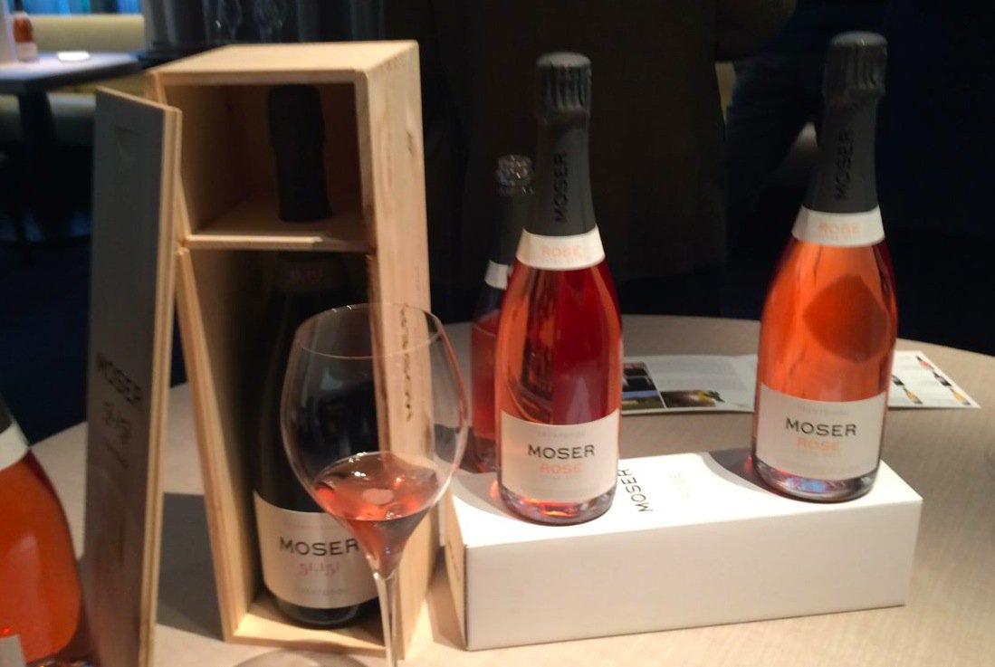 BreathTrip's tweet photo. Moser Rosé 2011: presentato il nuovo nato delle @cantinemoser @ChiccaMoser @Sceriffo51151 https://t.co/ww90fgR1bf https://t.co/9h4xGVoE5a