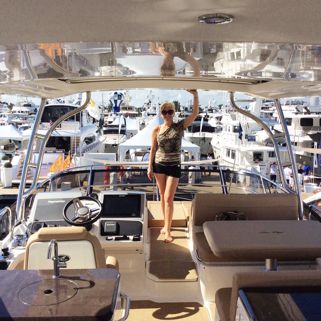MarinaFortinInc's tweet photo. We love @SeaRayBoat 2016 simply magnificent ! #SeaRayBoat @Fort Lauderdale Boat Show https://t.co/r1r37vWgPI #boats https://t.co/gAK7CzYy3L