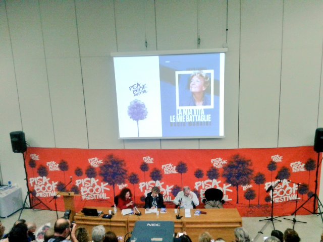 francesco_feola's tweet photo. @pisabookfest In sala Pacinotti tutto esaurito per @DaciaMaraini che presenta La mia vita Le mie battaglie #pbf2015 https://t.co/pHAczB4cyp