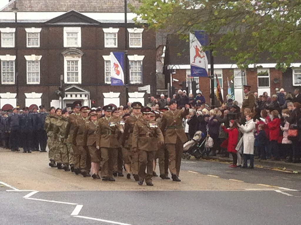DerethH's tweet photo. We will remember them #Burslem  #RemembranceDay2015 #Cenotaph https://t.co/G5lQVMEFIy