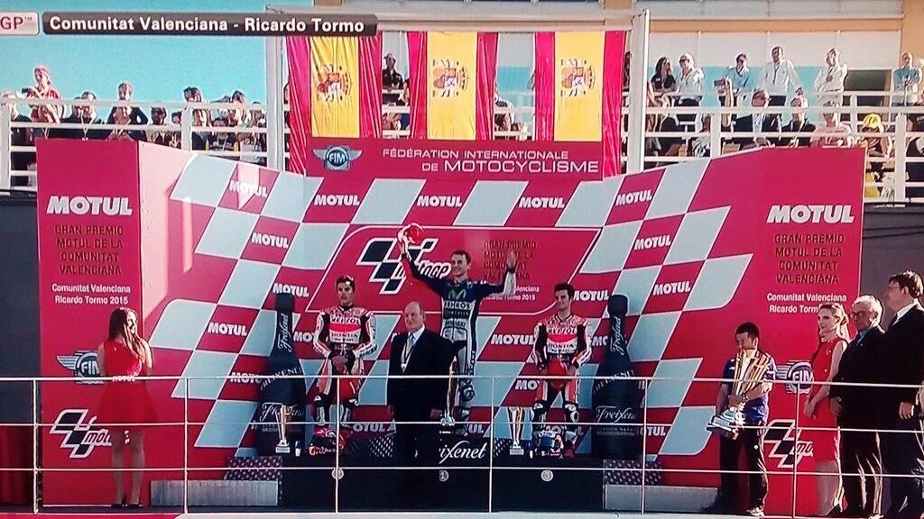 isabelr9's tweet photo. Lo mejor de la carrera de hoy. Oleee españaaaaaa!!!! ❤❤❤ #GPValencia #MotoGPValencia https://t.co/KcbkrsE5eW