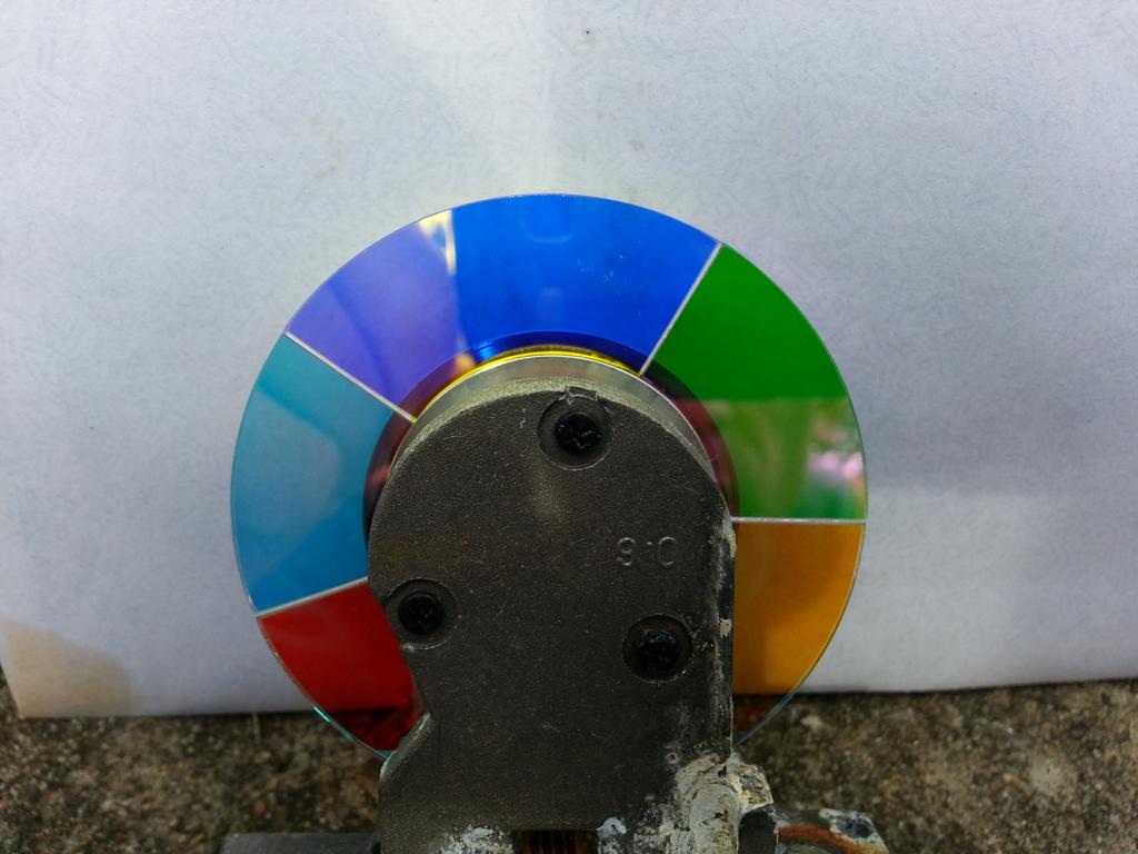 Valenthorpe's tweet photo. I'm not entirely sure why different colors are seen when viewed at an angle. The wonders of DLP. #CuriousDragon https://t.co/VSORMUZWSX