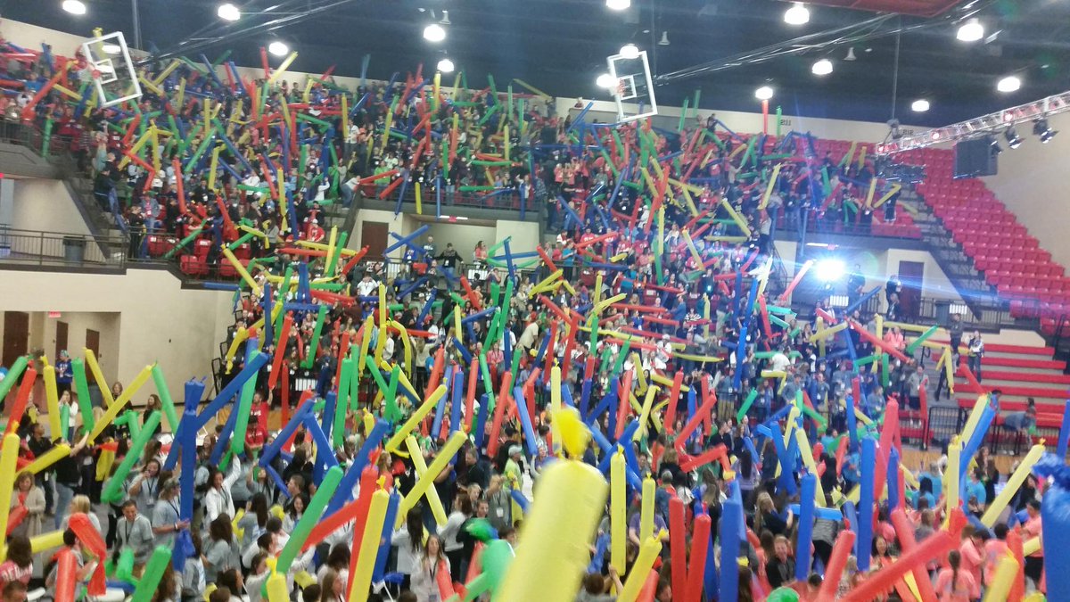 MendiWhite1's tweet photo. Big balloon fun at #OASCSTATE2015 https://t.co/HH9FVerSZ0