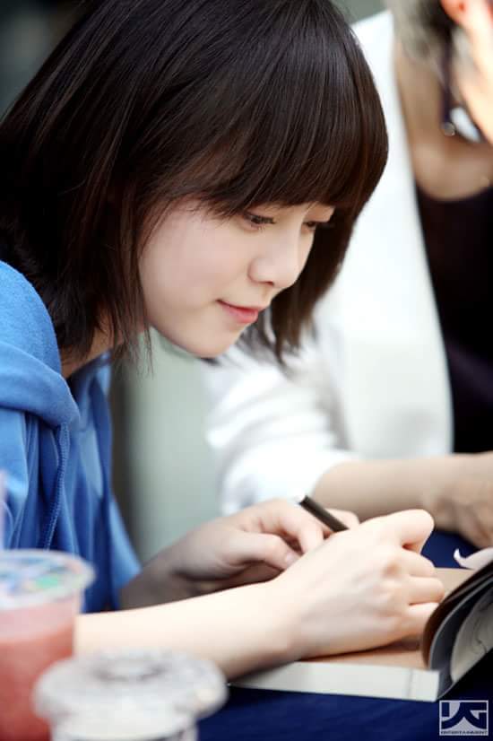 LMHloversIndia's tweet photo. Happy birthday Princess #KuHyeSun 😍😘😙😗
I love u for what you are.. you are very talented.. #happybdaykuhyesun https://t.co/tWkDoHudsk