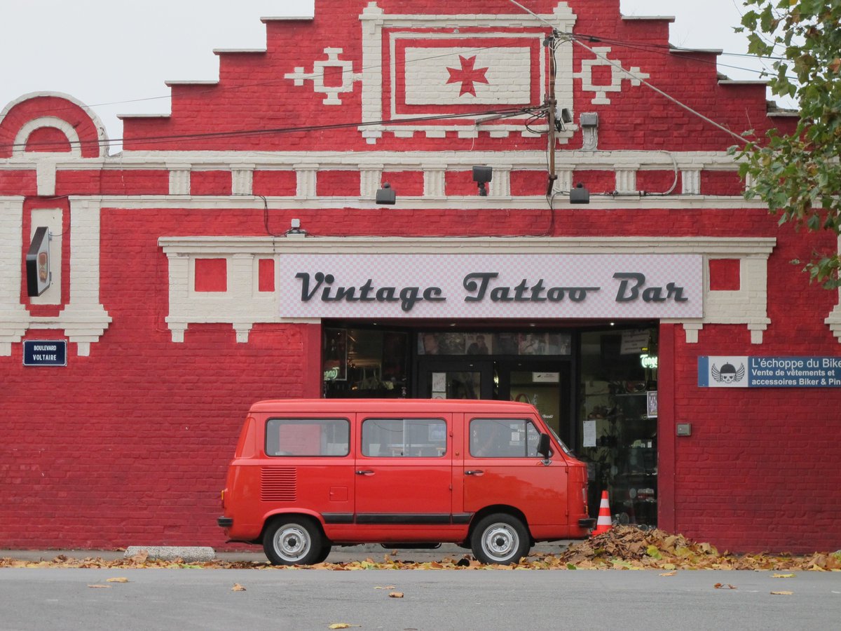 QuatreCylindres's tweet photo. Un @FiatFr #900E garé devant un repaire de bikers à #Bethune. What else ? @CSFiat @fan_fiat_club #ExploreBethune https://t.co/slNg4jnGzh