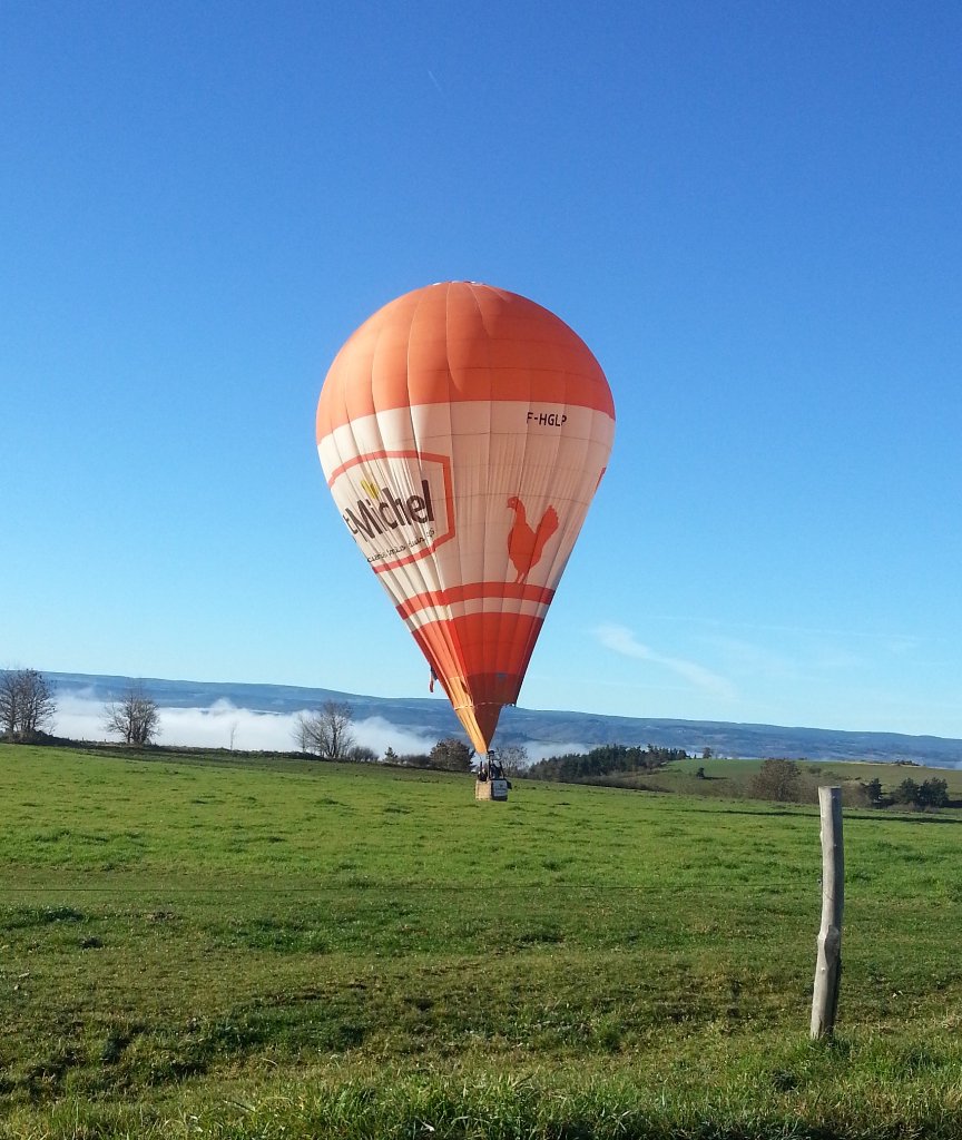 LaetPit's tweet photo. Hey Cocotte @StMichel ! Tu étais de beau vol hier matin, n'est-ce pas ? C'est jolie la Haute-Loire ? https://t.co/Su1XvOfpw4