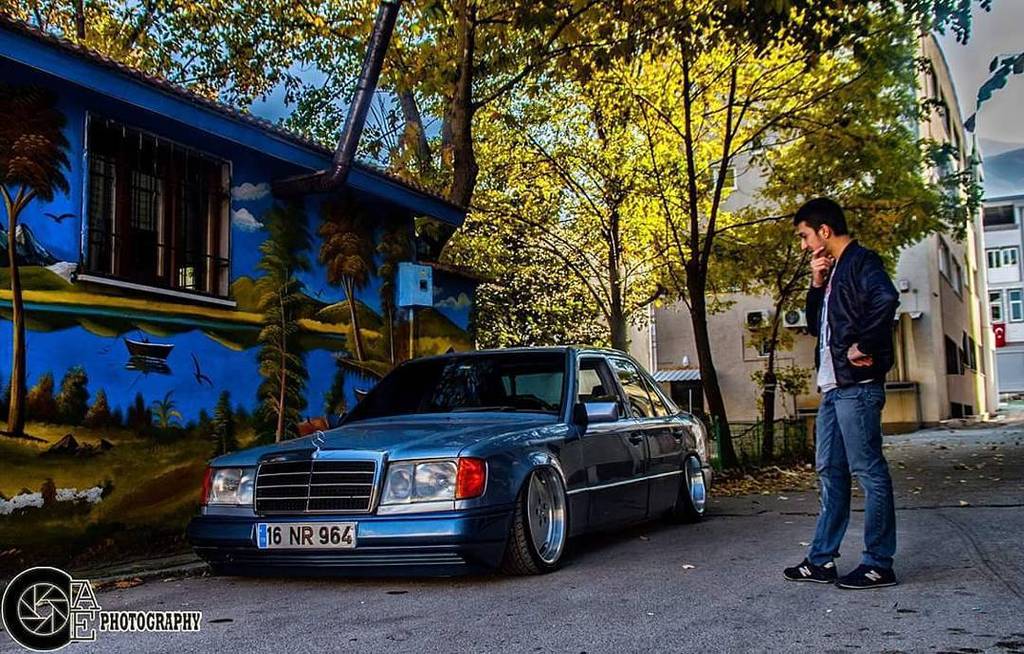 oldcar_photo's tweet photo. Ne yapıcam ben senle hep yerdesin 😂 😂  #mercedes #benz #w124 #monoblock #aero #hella #larzon #amg #300e #v6 #190ps … https://t.co/IYi7yy9ROn