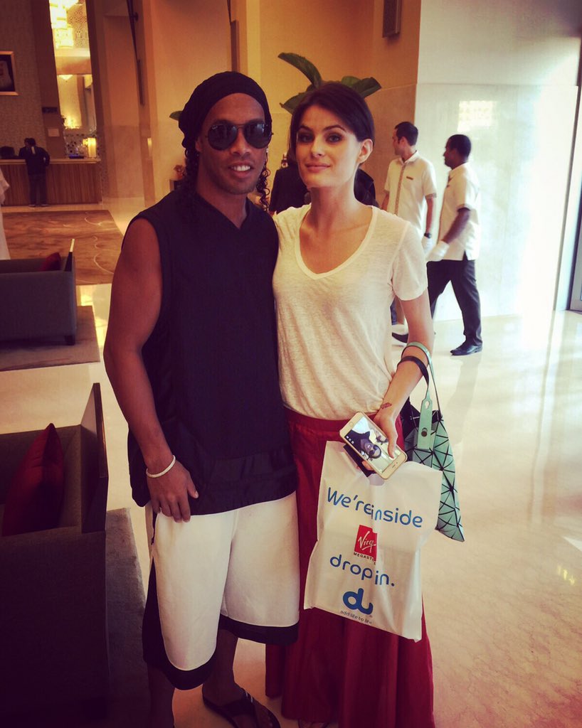 10Ronaldinho's tweet photo. Olha quem encontrei na minha passagem por Dubai!@IsabeliFontana 👍🏼😅 https://t.co/tcUGIK7c1p