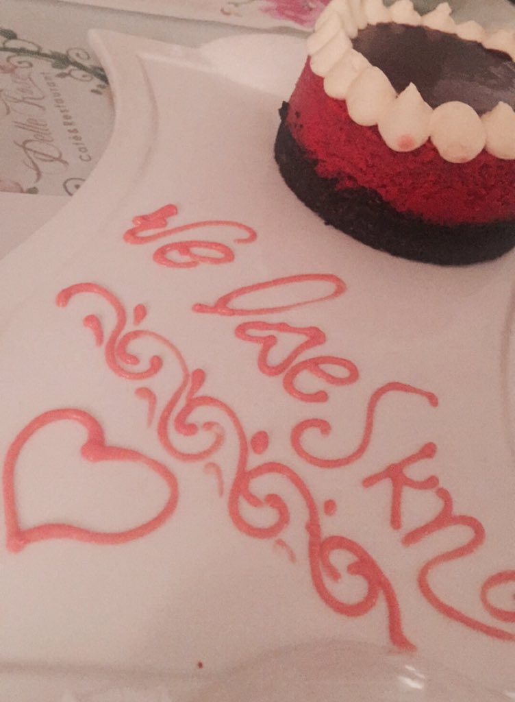 BatoolAbb's tweet photo. نحبش لأنش عازمتنا وشرينا لش كيكة ع حسابش 💗🙃🙆😝 @skn3693 #GSNB https://t.co/hwihZBZKu4