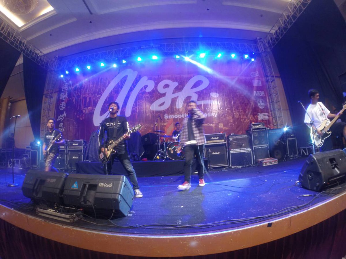 Kemaren nih vokalis kita feat bareng <a href="/SKRIPSHIT_PUNK/">SKRIPSHIT!</a> di <a href="/ShowcaseEvent/">Agenda Event</a> :)