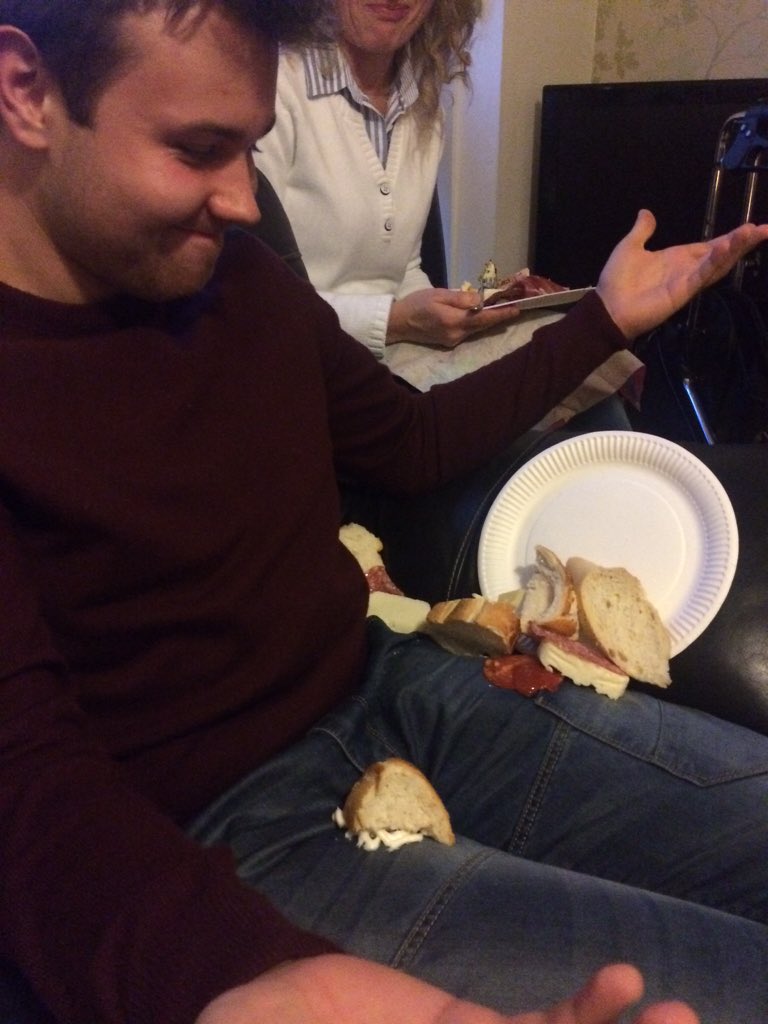 Yes this did just happen <a href="/SirRyanLowe/">Ryan 'Hugo' Lowe</a> 😂😂😂😂😂