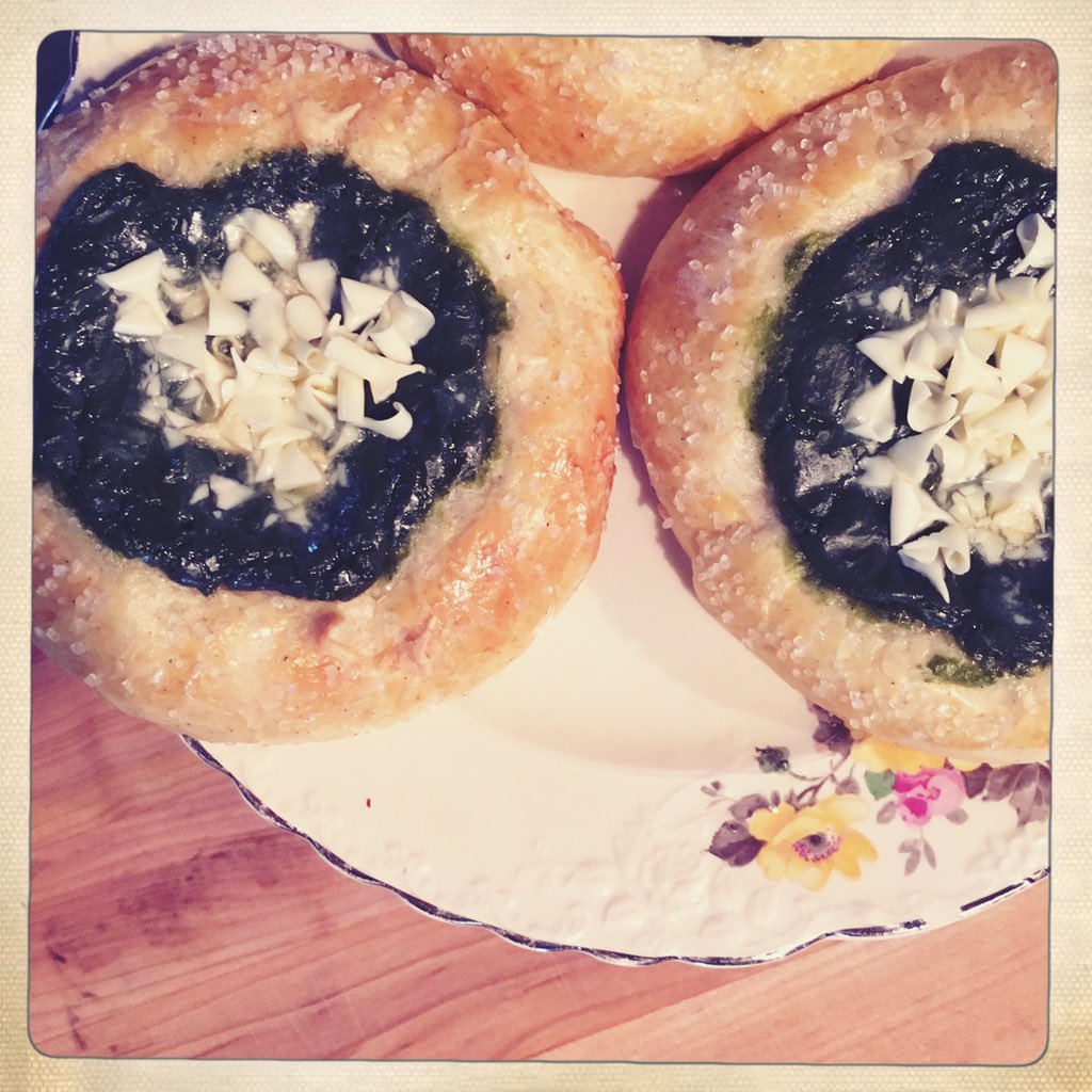 #bakerigreenpoint now: Matcha &amp; White Chocolate Danish. thank you <a href="/GuittardChoco/">Guittard Chocolate</a> for perfect chocolate shavings!
