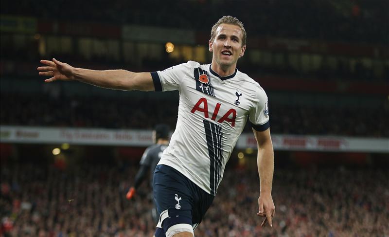 Squawka's tweet photo. Arsenal 0-1 Tottenham HT:

Shots: 1-6
Pass accuracy: 77%-79%
Chances created: 1-3
Possession: 54%-46% https://t.co/uSd2sthJue