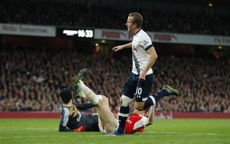 Squawka's tweet photo. Arsenal 0-1 Tottenham HT:

Shots: 1-6
Pass accuracy: 77%-79%
Chances created: 1-3
Possession: 54%-46% https://t.co/uSd2sthJue