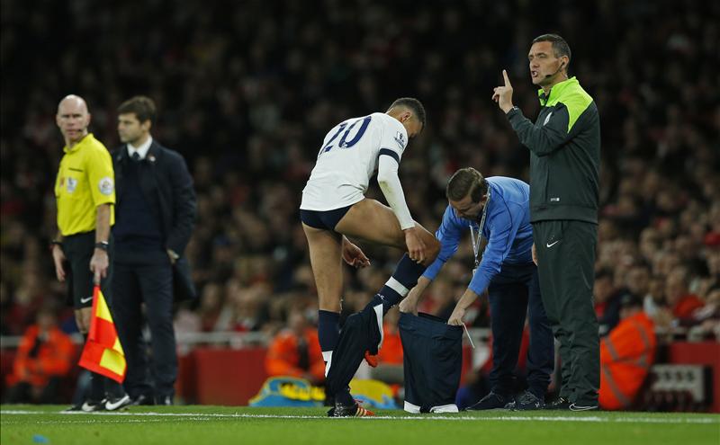 Squawka's tweet photo. Arsenal 0-1 Tottenham HT:

Shots: 1-6
Pass accuracy: 77%-79%
Chances created: 1-3
Possession: 54%-46% https://t.co/uSd2sthJue