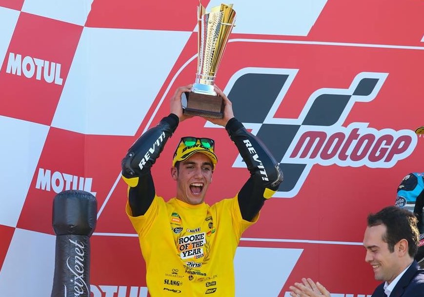 Rins42's tweet photo. Rookie del año y Subcampeón del Mundo de #Moto2! Vamos! / Rookie of the year &amp; 2nd in the Moto2 World Championship!😄 https://t.co/BVlkR88IFg