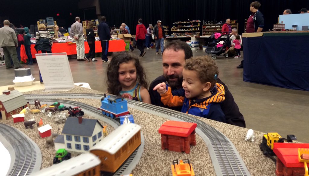 amandajpurcell's tweet image. Every time the train comes around the bend, little jack squeals with excitement. #adorable #modeltrainshow