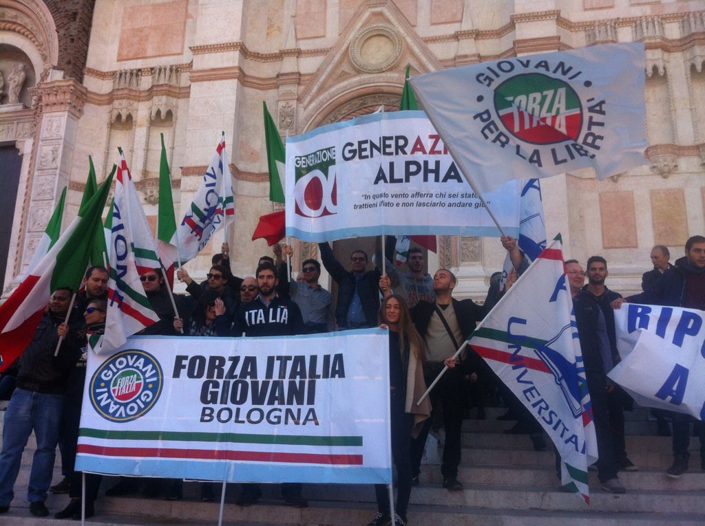 fi_giovani's tweet photo. @FI_Giovani in piazza oggi a #Bologna per #UnicoLeader Presidente @SBerlusconi15!!@AngieCalabria https://t.co/13g2DIlUPI