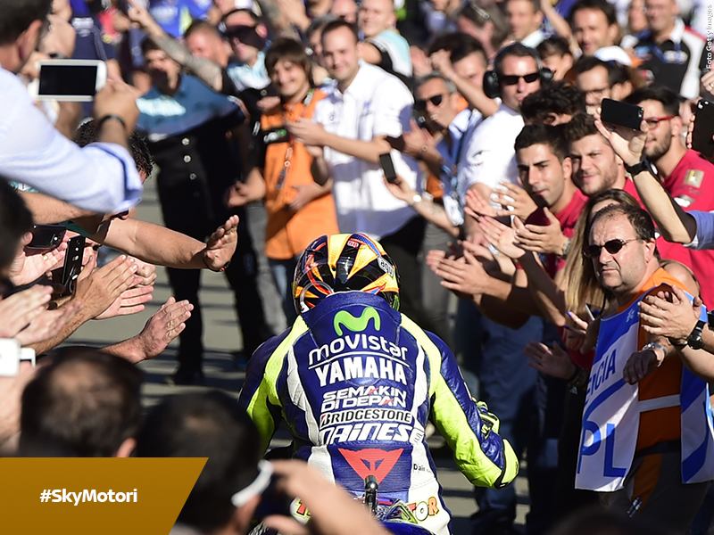 SkySportMotoGP's tweet photo. .@ValeYellow46 regala sempre emozioni fortissime! Ogni bambino sogna di essere accolto così dai tifosi #GrazieVale https://t.co/BjtAarBYwW