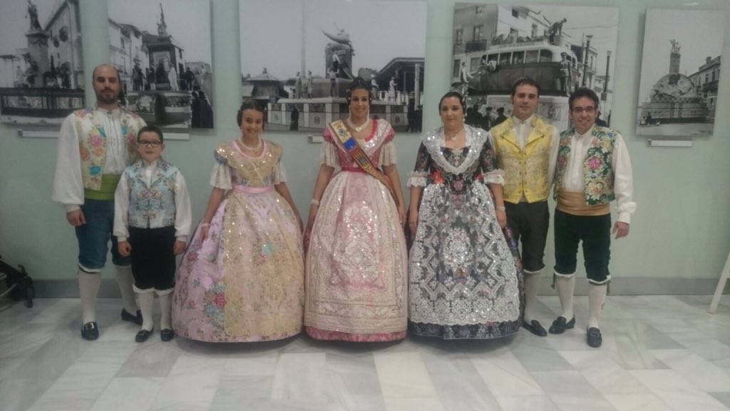 falles_Gandia's tweet photo. La Falla Plaça El.líptica presenta a les seues Reines de les Falles 2016. @Raquel3092 #FFMM16 els visita. https://t.co/7Srt1pTSH7